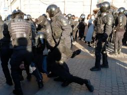En Moscú, donde no dejó de llover en todo el día, las autoridades desplegaron un imponente dispositivo policial para impedir la manifestación de protesta. EFE / A Maltsev