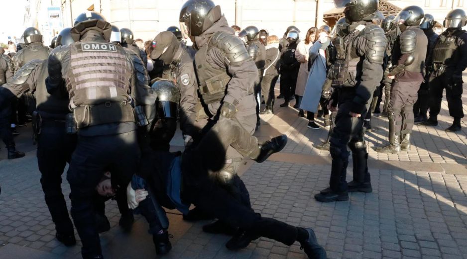 En Moscú, donde no dejó de llover en todo el día, las autoridades desplegaron un imponente dispositivo policial para impedir la manifestación de protesta. EFE / A Maltsev