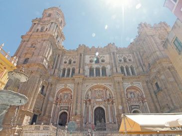 Catedral de Málaga. Su fachada renacentista, incompleta pero espectacular ha sido espectadora de los grandes acontecimientos que ha visto la ciudad y sus pobladores durante siglos. EL INFORMADOR/F. González