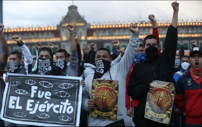Ayer, activistas, familiares y compañeros de los 43 estudiantes de Ayotzinapa se manifestaron en el octavo aniversario de su desaparición. EFE / S. Gutiérrez