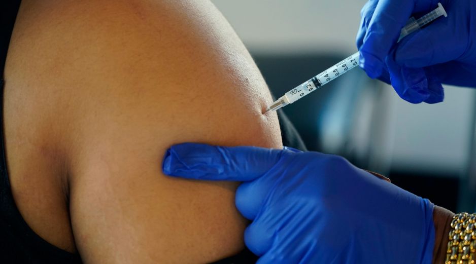 El avance en la vacunación ha sido determinante para el control del COVID. AP/ARCHIVO