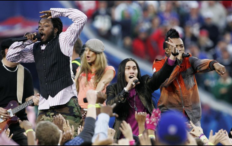En el último lugar, en la posición 34, Rolling Stone posiciona al espectáculo ofrecido por Black Eyed Peas de 2011, calificado a secas como “el peor”, pese a tener entre sus invitados a Usher y Slash. AP / ARCHIVO