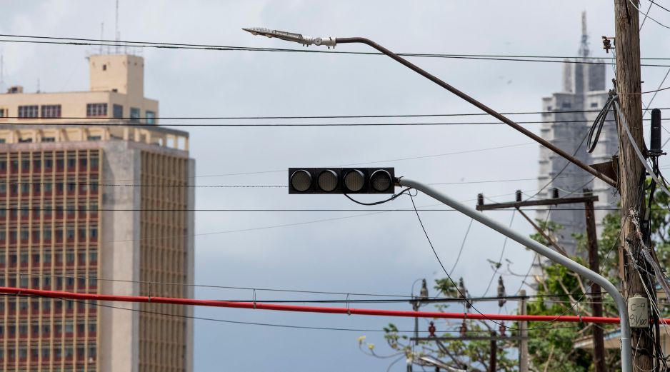 Fotografía de un semáforo sin energía tras el paso del huracán 
