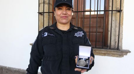 Adriana formó parte de los 251 policías condecorados por sus años de trabajo dentro de la Policía de Guadalajara. EL INFORMADOR/A. Camacho