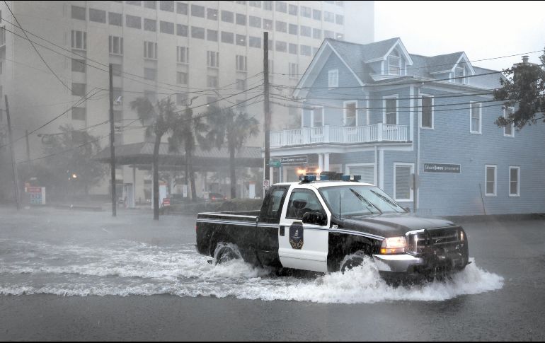 Autoridades de Charleston patrullan las calles de la ciudad para brindar auxilio. AFP