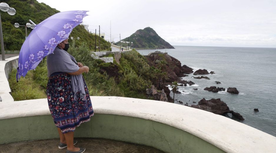 Una mujer mira al mar en Mazatlán, tras el impacto de 