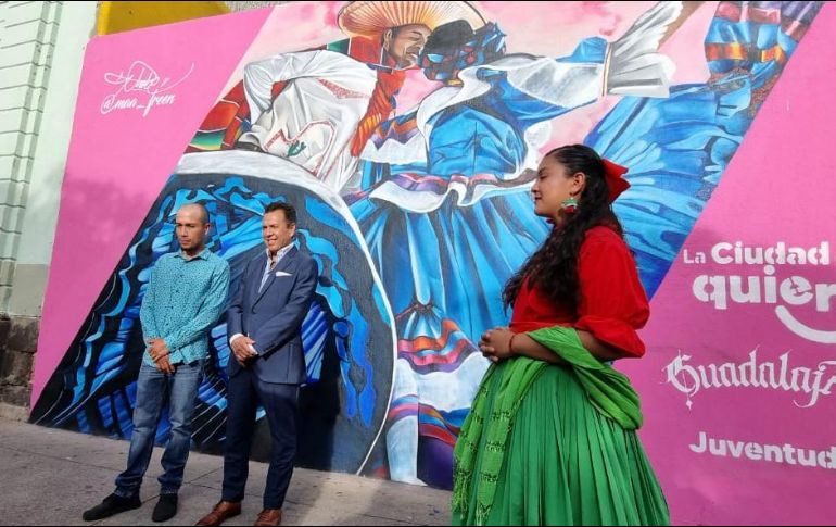 En compañía de Pablo Lemus, presidente municipal de Guadalajara, “Chobe”, quien es vecino del Centro Histórico de Guadalajara, relató como el arte le mostró una nueva visión en su vida. EL INFORMADOR / N. Gutiérrez