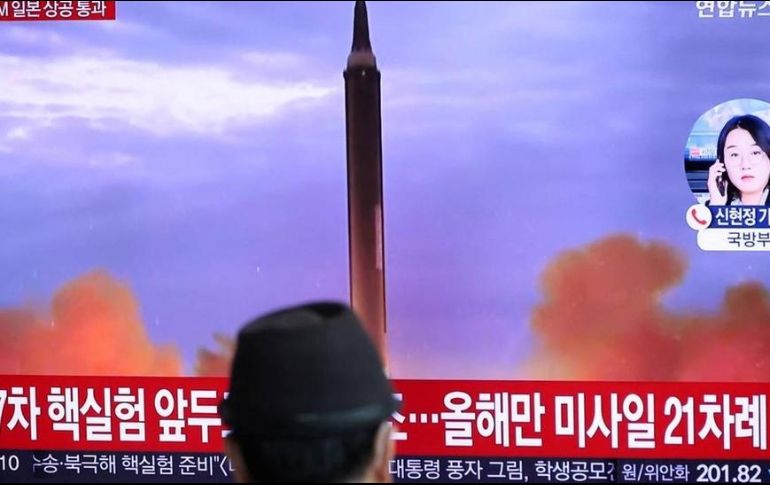 Un hombre en Seúl viendo las noticias del último lanzamiento de un misil norcoreano.