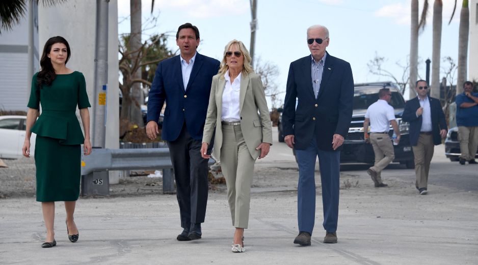 DeSantis y su esposa, Casey, recibieron a Joe y Jill Biden con breves apretones de manos a su llegada al puerto de pesca Fort Myers. AFP/O. Douliery
