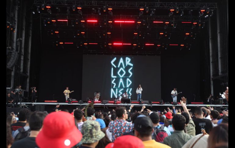 El cantante Carlos Sadness ha puesto a cantar a todo el público en este inicio del Festival Tecate Coordenada 2022.  EL INFORMADOR / A. Camacho