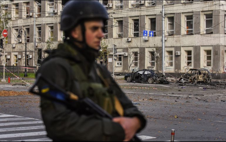 Un oficial de policía permanece junto a una zona golpeada por los ataques rusos en el centro de Kiev, Ucrania. EFE / O. Petrasyuk