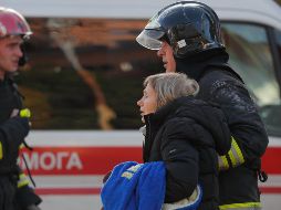 Elementos de rescate ayudan a civiles afectados luego de los ataques rusos. EFE / S. Dolzhenko