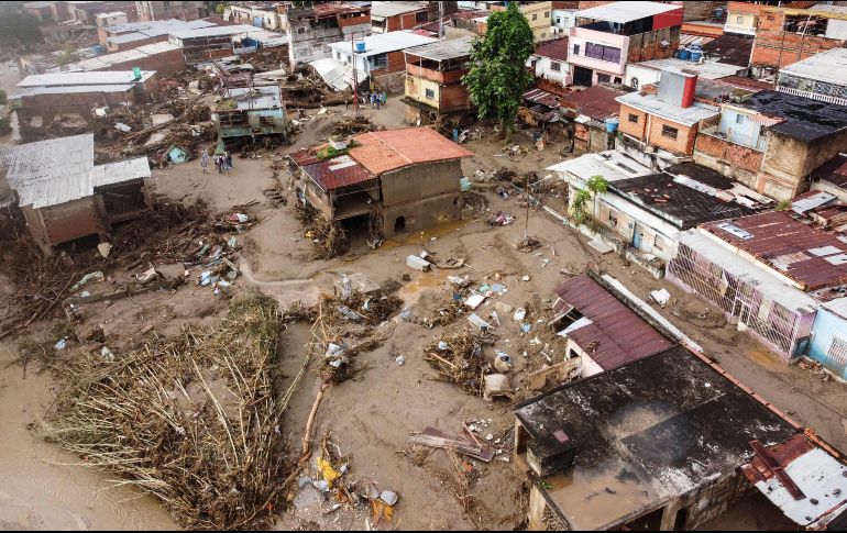 De acuerdo con los registros, este deslave es el peor desastre natural de Venezuela en décadas. La crecida del río, de hasta seis metros arrastró automóviles, porciones de viviendas y las antenas telefónicas, dejando a gran parte de la región sin electricidad.  AFP/ Y. Cortéz