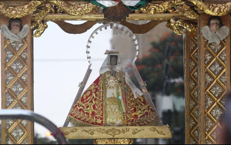 La imagen de la Virgen de Zapopan mide alrededor de 34 centímetros de alto, está hecha con pasta de caña de maíz y manufacturada por artesanos indígenas de Michoacán en el siglo XVI. EL INFORMADOR / ARCHIVO