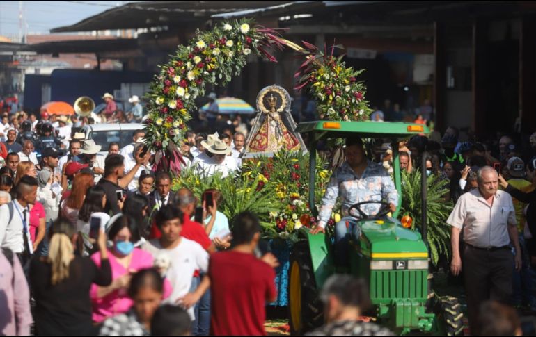 La peregrinación de la Virgen de Zapopan tuvo lugar por 18 calles del Mercado de Abastos, en total cuatro kilómetros, y duró dos horas. EL INFORMADOR/C. Zepeda