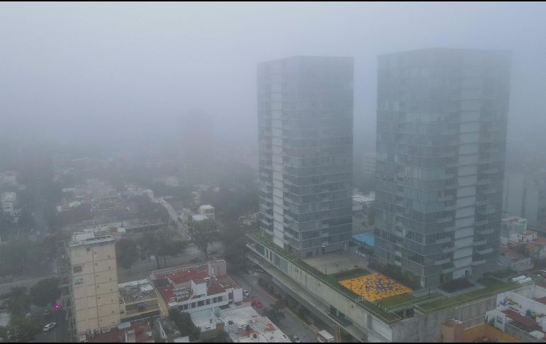 De acuerdo con Protección Civil, la neblina es la suspensión en la atmósfera de gotas microscópicas de agua o de núcleos higroscópicos húmedos que reducen la visibilidad en la superficie. EL INFORMADOR / A. Navarro