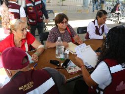 En Jalisco hay 656 mil beneficiarios del programa de pensión para mayores de 65 años. Ayer, interesados en recibir el apoyo del Gobierno federal acudieron al parque San Jacinto. EL INFORMADOR/A. Navarro
