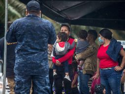 Migrantes venezolanos son detenidos por militares y policías guatemaltecos, el jueves 20 de octubre de 2022, en El Cinchado. EFE/E. Biba