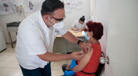 La vacunación es más importante en adultos mayores, niños menores de cinco años y personas con enfermedades preexistentes. EL INFORMADOR/Archivo