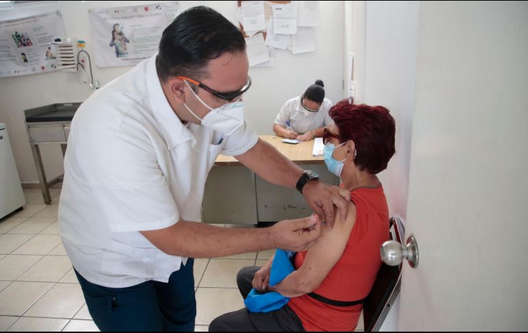 La vacunación es más importante en adultos mayores, niños menores de cinco años y personas con enfermedades preexistentes. EL INFORMADOR/Archivo