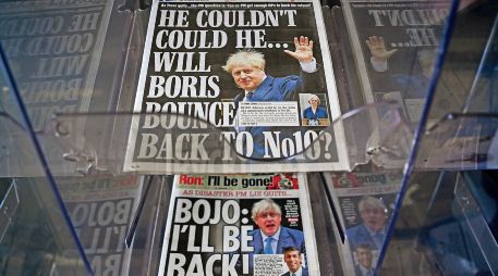 Medios de comunicación especulan sobre el regreso del anterior primer ministro Boris Johnson. EFE