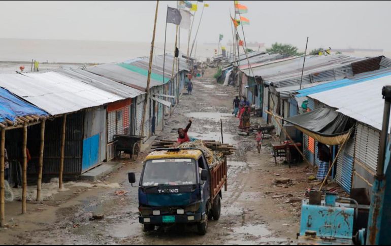 El país asiático continúa evacuado a cientos de miles antes del paso del ojo del ciclón Sitrang. AP Photo