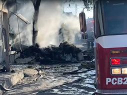 El incendio ocurrió la mañana de hoy martes en el cruce de las calles Zapopan y Guadalajara, en la colonia Jalisco, de Tonalá. ESPECIAL /