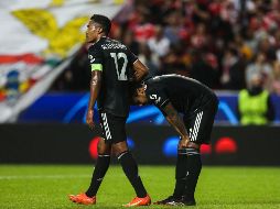 Alex Sandro consuela a Weston McKennie al terminar el partido donde perdieron ante Benfica. AFP/C. Costa