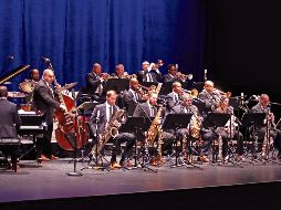 La Jazz at Lincoln Center Orchestra, junto a Wynton Marsalis -el primer trompetista, de izquierda a derecha, en la tercera fila-, ofrecieron una gran velada. EL INFORMADOR/ A. Camacho