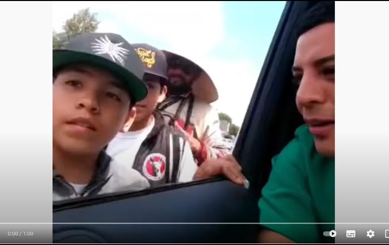 Eduin Caz cantando 