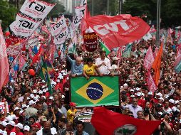 Ambos candidatos se dirigieron a sus simpatizantes, con la confianza de ganar en la jornada electoral. En la fotografía, Lula (con camisa azul), entre sus seguidores. EFE/S. Moreira
