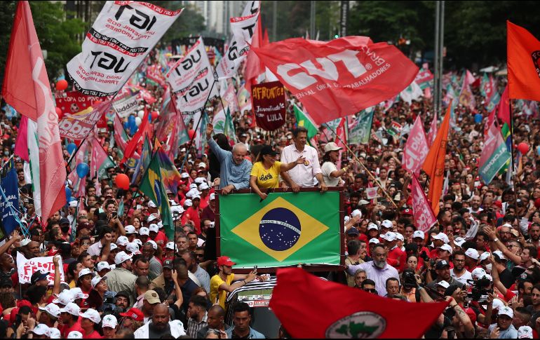 Ambos candidatos se dirigieron a sus simpatizantes, con la confianza de ganar en la jornada electoral. En la fotografía, Lula (con camisa azul), entre sus seguidores. EFE/S. Moreira