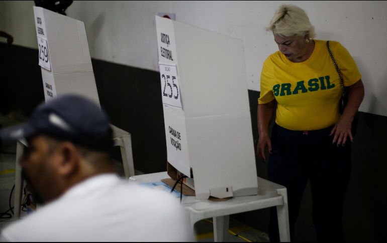 La votación parece un ajustado duelo entre el presidente, Jair Bolsonaro, y su némesis político, el expresidente Luiz Inácio Lula da Silva. EFE /