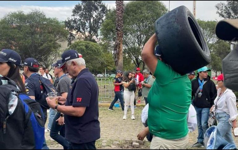 Un hombre fue captado saliendo del GP de México cargando una llanta. ESPECIAL