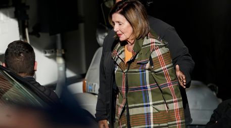 La presidenta de la Cámara de Representantes, Nancy Pelosi, es escoltada a un vehículo fuera de la casa de ella y su esposo Paul Pelosi en San Francisco. AP/J. Chiu