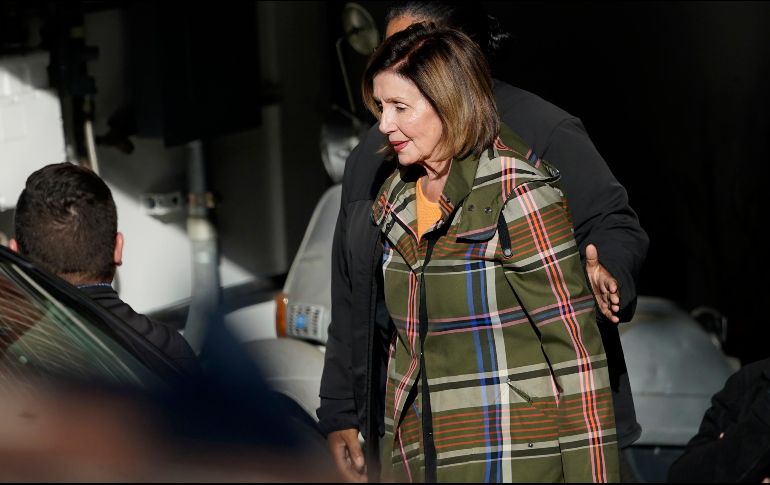 La presidenta de la Cámara de Representantes, Nancy Pelosi, es escoltada a un vehículo fuera de la casa de ella y su esposo Paul Pelosi en San Francisco. AP/J. Chiu