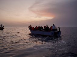 Migrantes en el mar mediterráneo esperando ser rescatados. AP.