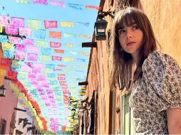 En una las imágenes compartidas se puede apreciar que la actriz 33 años está posando frente a unas coloridas casas. INSTAGRAM / lilyjcollins