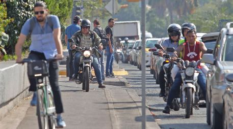 Este motociclista invadió la ciclovía en el cruce de la avenida Federalismo y la calle Pedro Moreno, en el Centro de la ciudad. EL INFORMADOR/Archivo