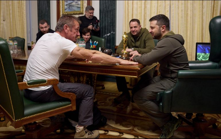 A su vez, Zelenski le obsequió a Sean Penn unas medallas simbólicas ucranianas. EFE