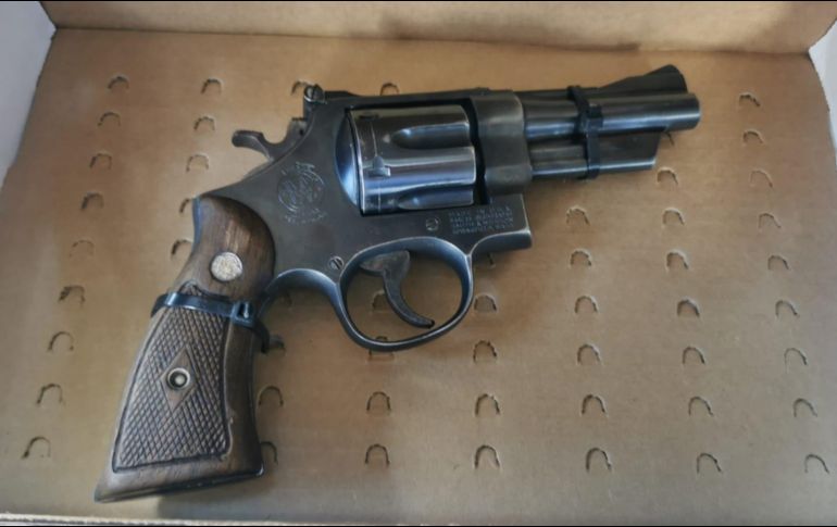 El alumno de tercero de secundaria portaba el arma con cachas de madera de la marca Smith and Wesson. ESPECIAL/FGR