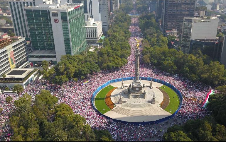 El ex presidente Felipe Calderón estimó una asistencia de medio millón de personas en la marcha contra la reforma electoral en la Ciudad de México. EL UNIVERSAL
