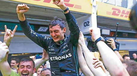 George Russell no pudo contener las lágrimas una vez que se supo ganador en Brasil. AP/ M. Chello