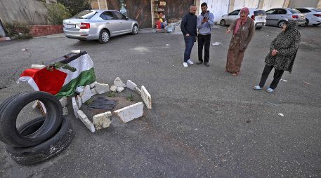 Varios palestinos se paran junto al lugar donde las fuerzas israelíes dispararon contra la joven, en la ciudad de Beitunia, cerca de la ciudad de Ramalá. AFP/A. Momani