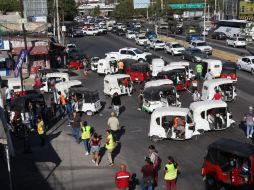 Los mototaxistas se manifestaron y bloquearon avenida López Mateos. EL INFORMADOR/ ALONSO CAMACHO