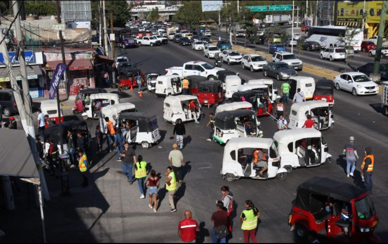 Los mototaxistas se manifestaron y bloquearon avenida López Mateos. EL INFORMADOR/ ALONSO CAMACHO