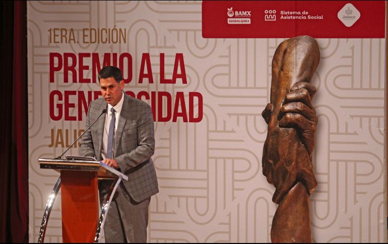 Íñigo González Covarrubias acudió al Teatro Degollado para recibir el reconocimiento entregado a su padre José Luis González Íñigo, fundador y presidente del Banco de Alimentos Guadalajara. EL INFORMADOR/ A. Camacho