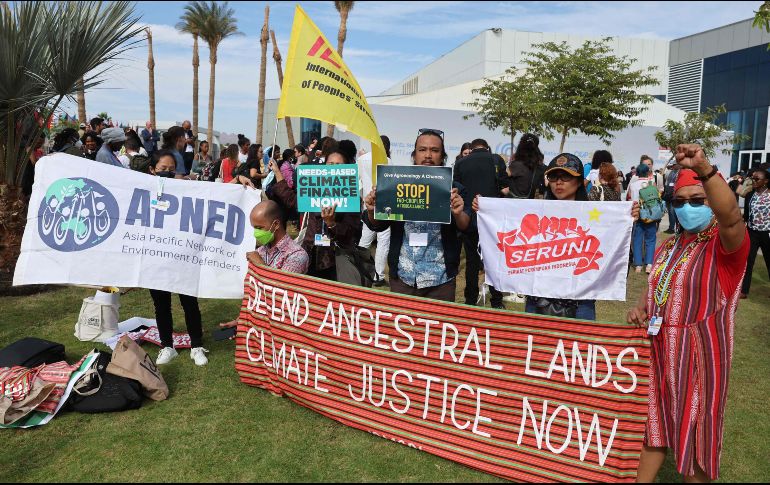 Activistas climáticos se manifiestan a las afueras de la sede de la COP27 en Egipto. AFP/A. Gharabli