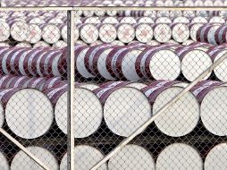 En la imagen un registro de archivo de cientos de barriles de petróleo. EFE/ARCHIVO