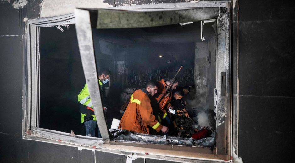 La Defensa Civil de Gaza atribuyó el incendio a los contenedores de gasolina que se encontraban almacenados en el edificio. AFP/M. Hams